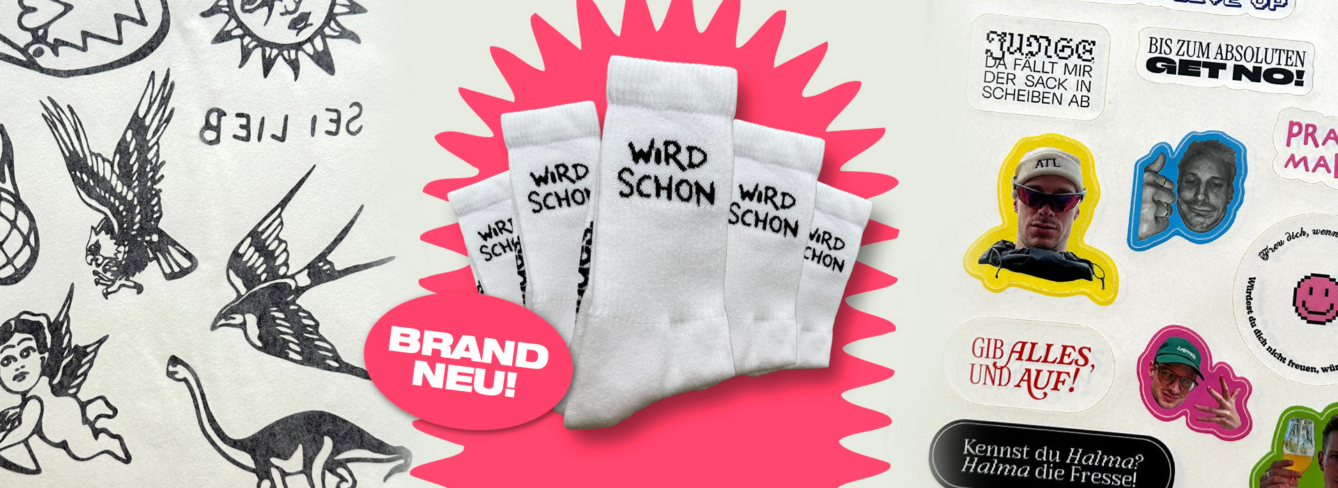 Mittig im Fokus: fünf Paar weiße Socken mit schwarzem Stick „WIRD SCHON“ vor pinkem Strahlen-Background. Links: Vintage-Tattoo-Designs in Schwarz auf weißem Papier. Rechts: bunte Sticker mit Dudes-Motiven und Sprüchen. Unten links in pinkem Button: „BRAND NEU!“.