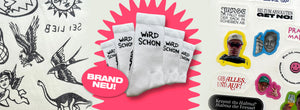 Mittig im Fokus: fünf Paar weiße Socken mit schwarzem Stick „WIRD SCHON“ vor pinkem Strahlen-Background. Links: Vintage-Tattoo-Designs in Schwarz auf weißem Papier. Rechts: bunte Sticker mit Dudes-Motiven und Sprüchen. Unten links in pinkem Button: „BRAND NEU!“.